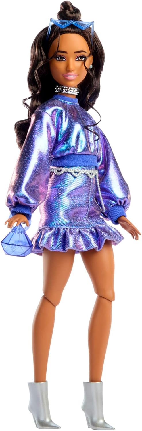 Barbie Poupée Barbie Deluxe Style n° 7 avec haut et jupe bleu métallisé, cheveux bruns ondulés, bijoux argentés, sac à main orné de cristaux et lunettes de soleil en guise d’accessoires,JFP42 – Image 2