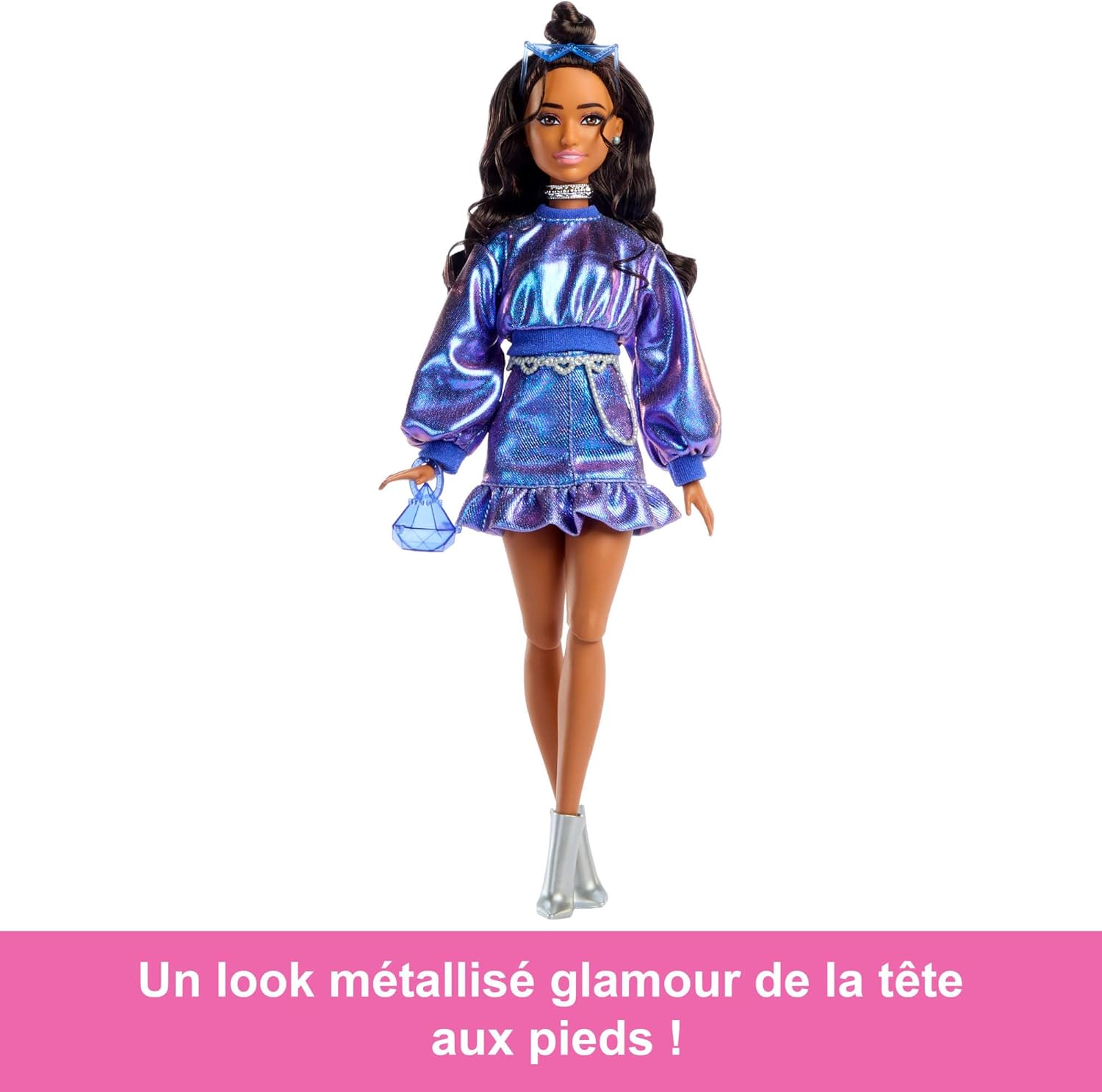 Barbie Poupée Barbie Deluxe Style n° 7 avec haut et jupe bleu métallisé, cheveux bruns ondulés, bijoux argentés, sac à main orné de cristaux et lunettes de soleil en guise d’accessoires,JFP42 – Image 3