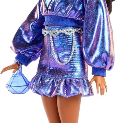 Barbie Poupée Barbie Deluxe Style n° 7 avec haut et jupe bleu métallisé, cheveux bruns ondulés, bijoux argentés, sac à main orné de cristaux et lunettes de soleil en guise d’accessoires,JFP42