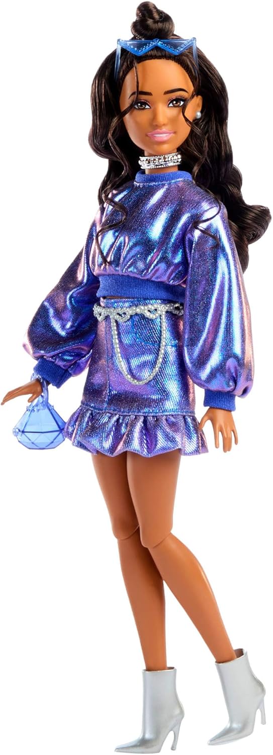 Barbie Poupée Barbie Deluxe Style n° 7 avec haut et jupe bleu métallisé, cheveux bruns ondulés, bijoux argentés, sac à main orné de cristaux et lunettes de soleil en guise d’accessoires,JFP42