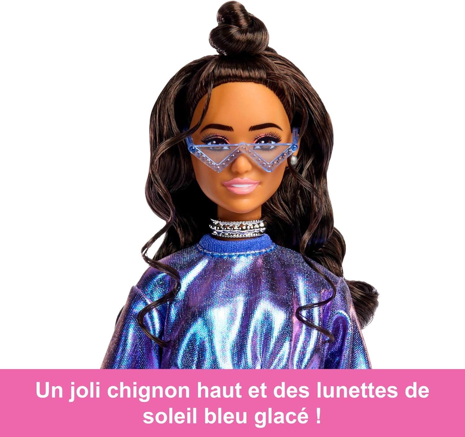Barbie Poupée Barbie Deluxe Style n° 7 avec haut et jupe bleu métallisé, cheveux bruns ondulés, bijoux argentés, sac à main orné de cristaux et lunettes de soleil en guise d’accessoires,JFP42 – Image 5