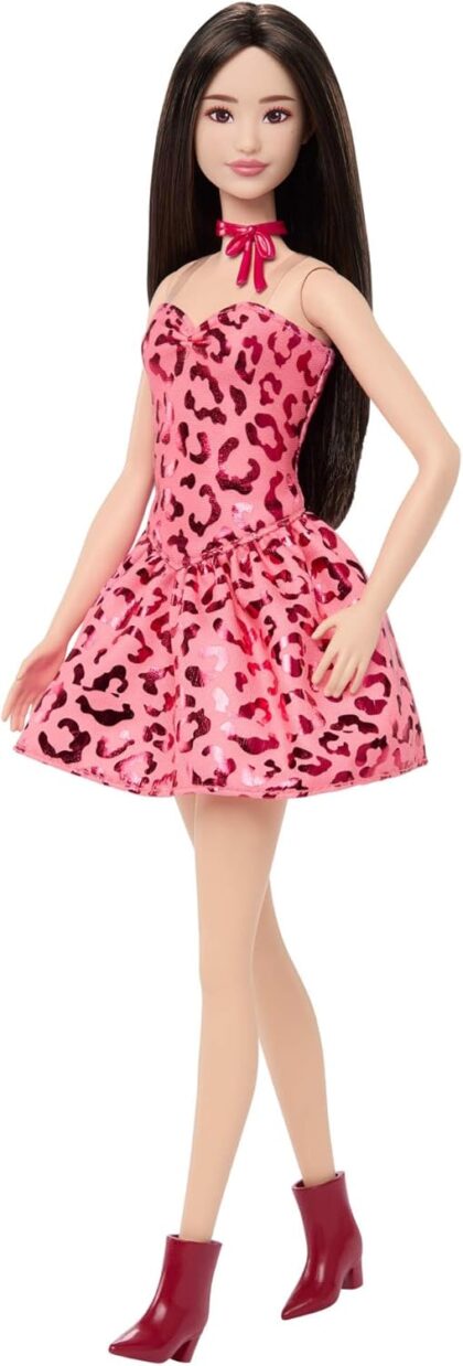 Barbie Fashionistas Poupée n°246 Cheveux Noirs, Tenue léopard | Portant une robe bustier rose à imprimé léopard, accessoires collier cravate, bottes, JJN59
