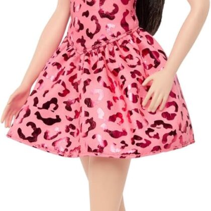 Barbie Fashionistas Poupée n°246 Cheveux Noirs, Tenue léopard | Portant une robe bustier rose à imprimé léopard, accessoires collier cravate, bottes, JJN59