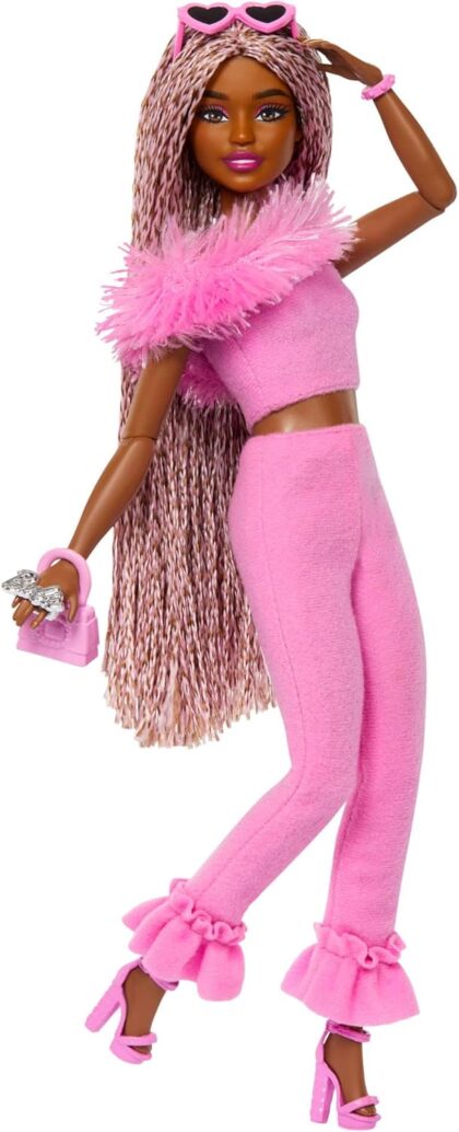 Barbie Deluxe Style Poupée en Tenue Tendance Barbiecore, Tresses Brunes et Roses, Ensemble Haut à Encolure en Fausse Fourrure, Pantalon en Tissu et Accessoires Fantaisie,HYV28