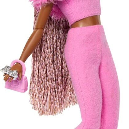 Barbie Deluxe Style Poupée en Tenue Tendance Barbiecore, Tresses Brunes et Roses, Ensemble Haut à Encolure en Fausse Fourrure, Pantalon en Tissu et Accessoires Fantaisie,HYV28